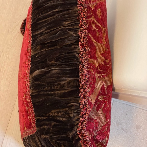 BELLA ROSE velvet accent pillow - Picture 10 of 13